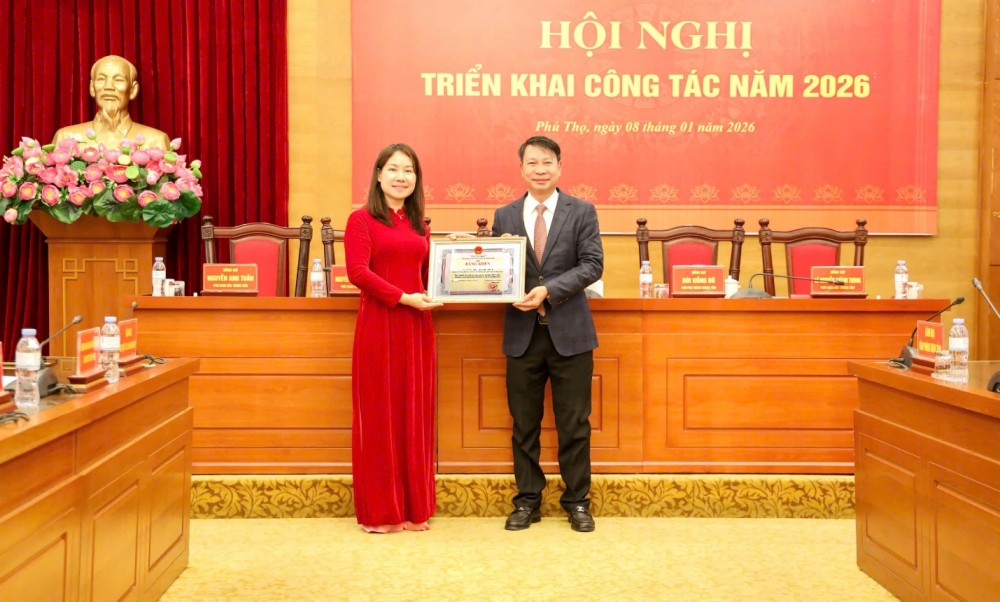 Phó Chủ tịch UBND tỉnh Nguyễn Khắc Hiếu trao Bằng khen của Chủ tịch UBND tỉnh cho cá nhân có thành tích xuất sắc trong quá trình công tác