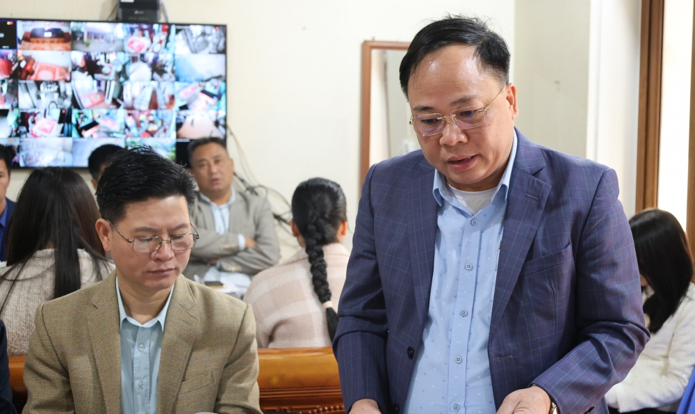 Đồng chí Quách Văn Tuấn, Ủy viên BTV Đảng ủy - Trưởng phòng Văn hóa Xã hội xã báo cáo tại Hội nghị