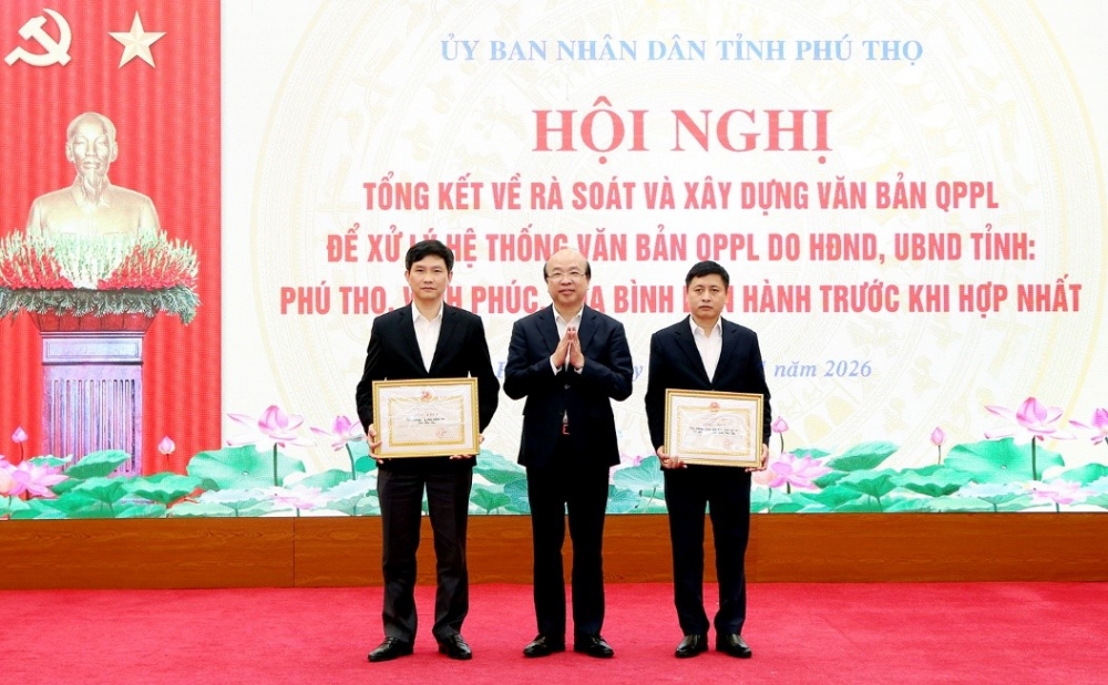 Thứ trưởng Bộ Tư pháp Phan Chí Hiếu trao Bằng khen của Bộ trưởng Bộ Tư pháp cho 2 tập thể có thành tích xuất sắc trong công tác rà soát, xử lý và ban hành văn bản quy phạm pháp luật tỉnh Phú Thọ