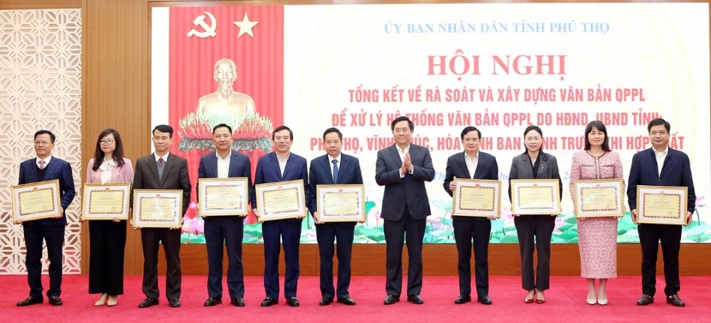 Chủ tịch UBND tỉnh Trần Duy Đông trao Bằng khen cho các tập thể có thành tích xuất sắc trong công tác rà soát, xử lý và ban hành văn bản quy phạm pháp luật tỉnh Phú Thọ
