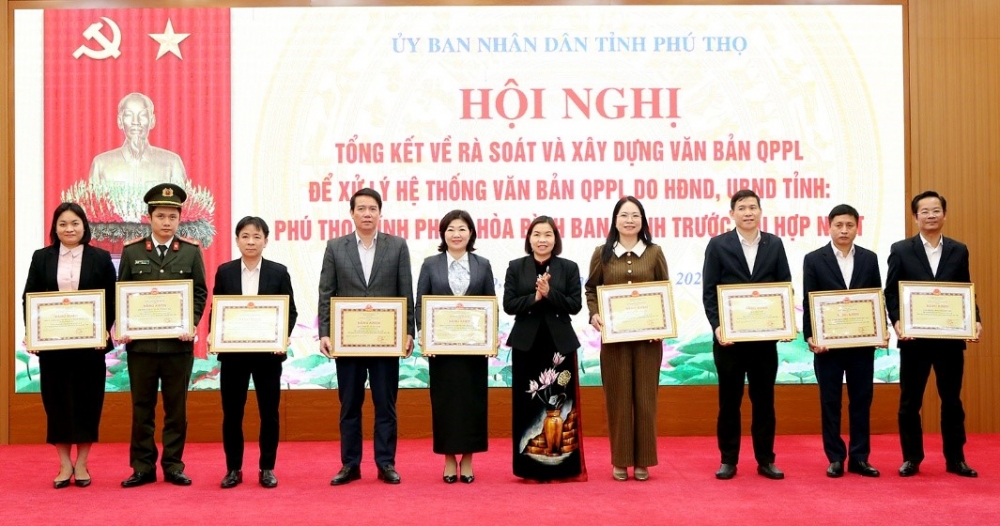 Bộ trưởng Bộ Tư pháp trao tặng Bằng khen Chủ tịch UBND tỉnh Phú Thọ