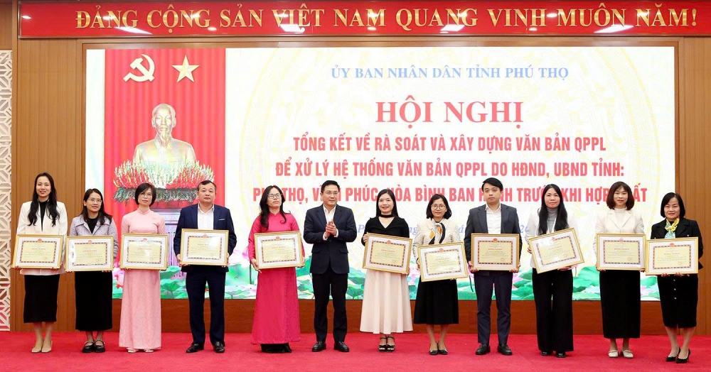 Bộ trưởng Bộ Tư pháp trao tặng Bằng khen Chủ tịch UBND tỉnh Phú Thọ