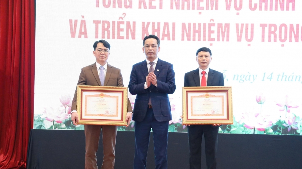 Hai cá nhân tiêu biểu xã Tề Lỗ nhận bằng khen của Thủ tướng Chính phủ