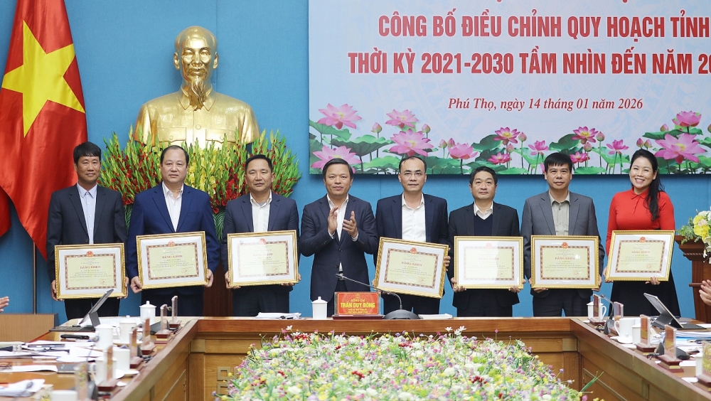 Phó Chủ tịch UBND tỉnh Phan Trọng Tấn trao Bằng khen của Chủ tịch UBND tỉnh cho các cá nhân có thành tích xuất sắc trong công tác lập, điều chỉnh Quy hoạch tỉnh Phú Thọ thời kỳ 2021 - 2030, tầm nhìn đến năm 2050