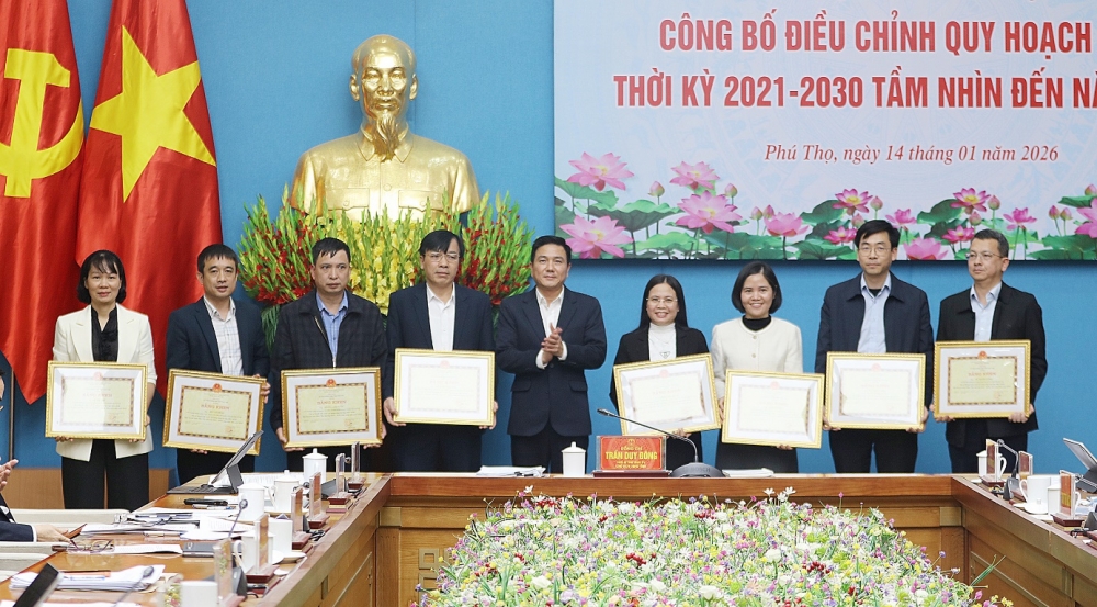 Phó Chủ tịch UBND tỉnh Vũ Việt Văn trao Bằng khen của Chủ tịch UBND tỉnh cho các cá nhân có thành tích xuất sắc trong công tác lập, điều chỉnh Quy hoạch tỉnh Phú Thọ thời kỳ 2021 - 2030, tầm nhìn đến năm 2050