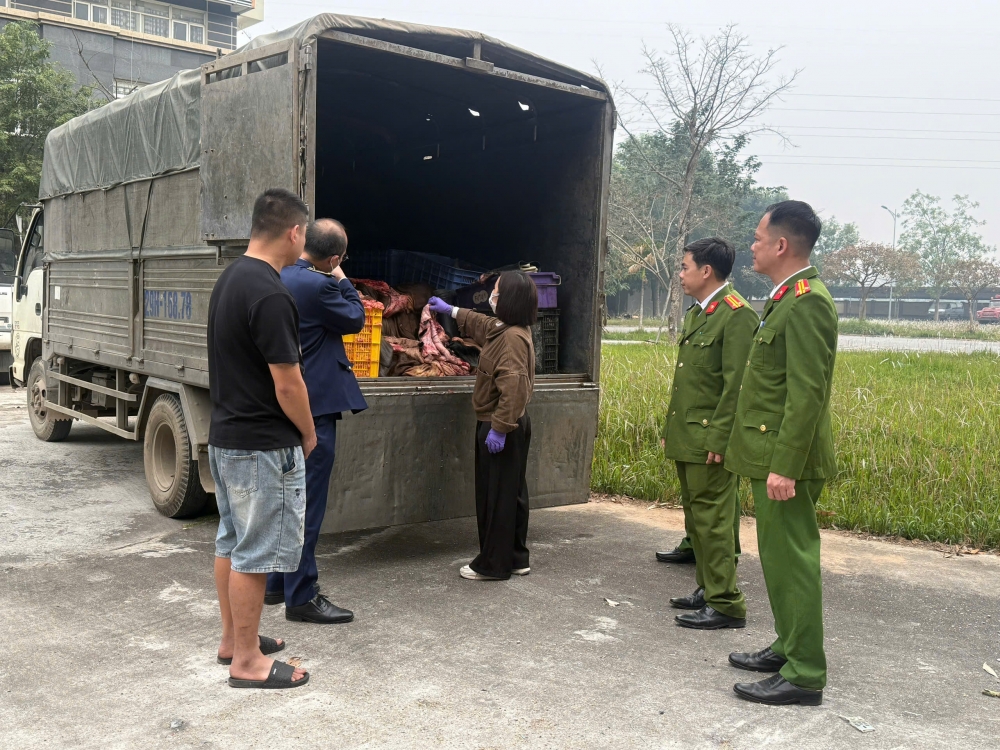 Lực lượng chức năng tiến hành kiểm tra phương tiện vận chuyển
