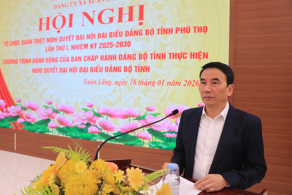 Bí thư Đảng ủy xã Xuân Lãng phát biểu tại hội nghị