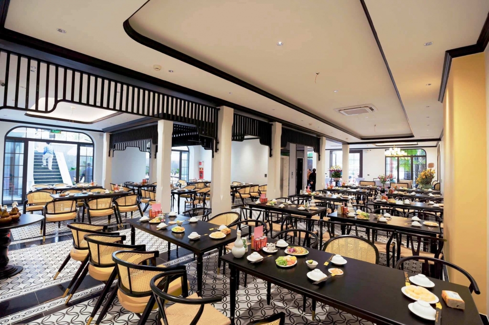 Khu vực nhà hàng của khách sạn Vạn Hoa có không gian rộng rãi, khang trang
