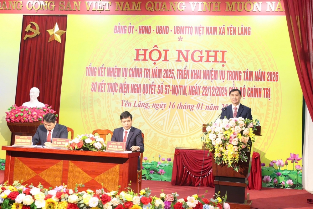 Đồng chí Vũ Kim Thành, Bí thư Đảng ủy xã Yên Lãng phát biểu tại hội nghị