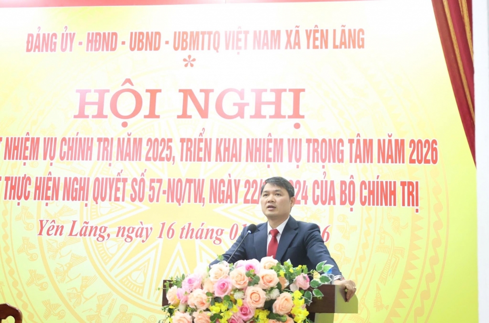 Đồng chí Triệu Toàn Tăng, Phó Bí thư, Chủ tịch UBND xã Yên Lãng phát biểu tại hội nghị