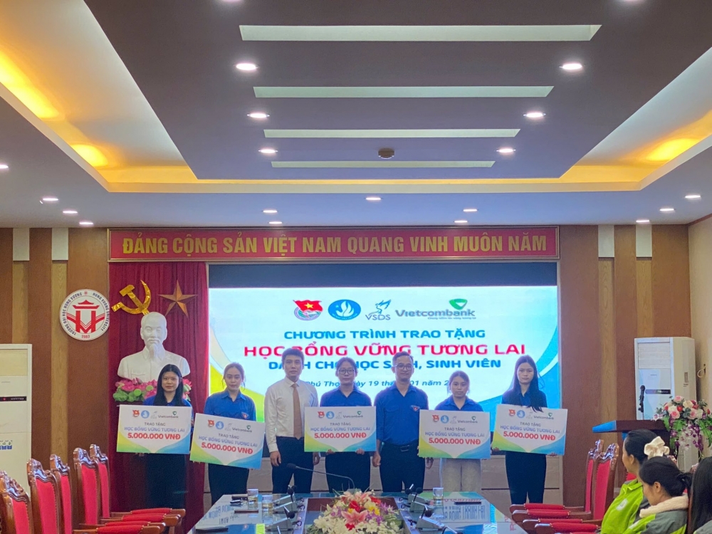 Trao tặng học bổng “Vững tương lai” cho học sinh, sinh viên tỉnh Phú Thọ