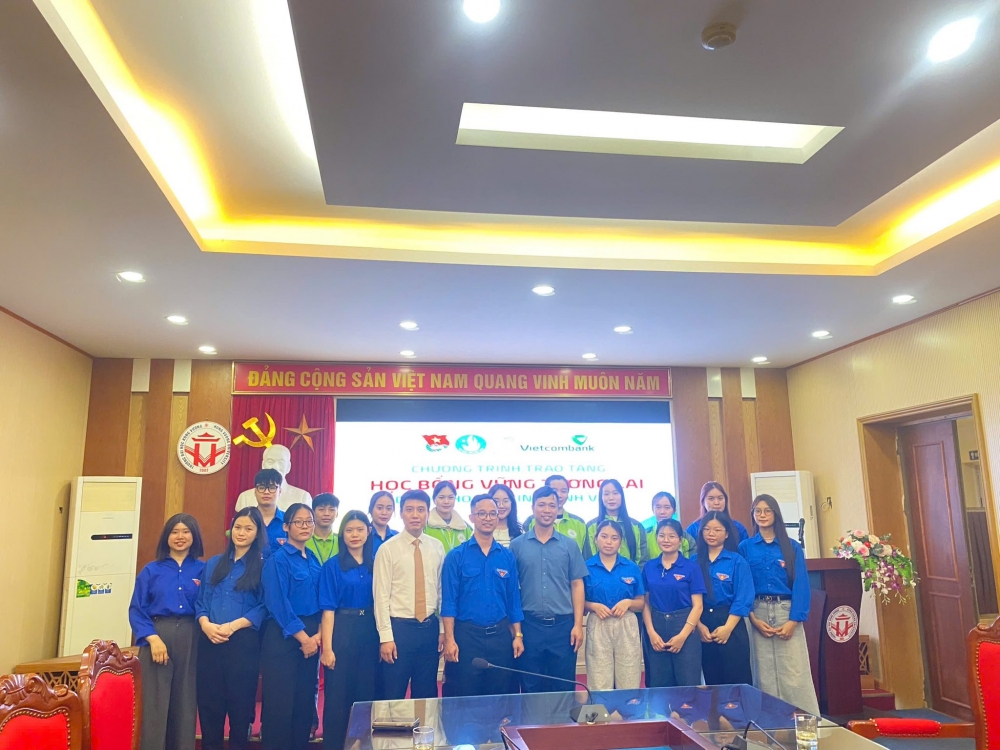 Trao tặng học bổng “Vững tương lai” cho học sinh, sinh viên tỉnh Phú Thọ