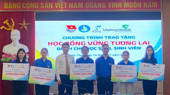Trao tặng học bổng “Vững tương lai” cho học sinh, sinh viên tỉnh Phú Thọ