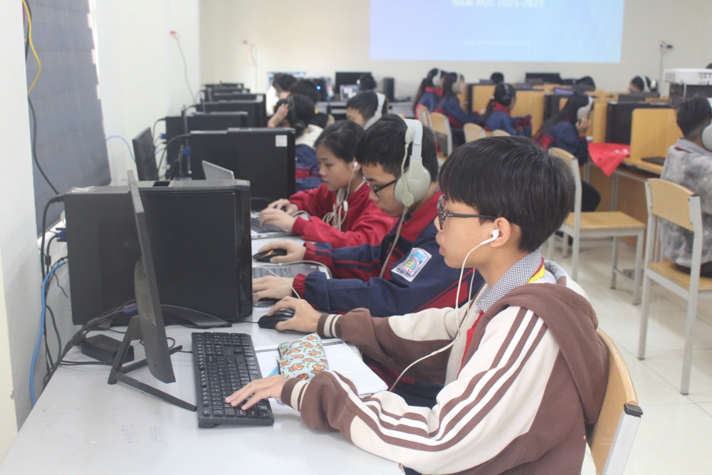 Học sinh Trường THCS Yên Lạc trong giờ Tin học