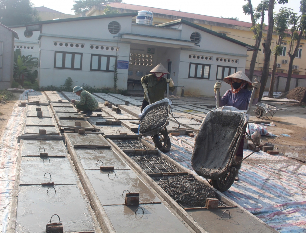 Hạng mục lát sân khuôn viên Trường Tiểu học Tam Hồng 2 (xã Tam Hồng) đang được khẩn trương thi công, góp phần hoàn thiện cơ sở vật chất, tạo cảnh quan sư phạm xanh - sạch - đẹp.