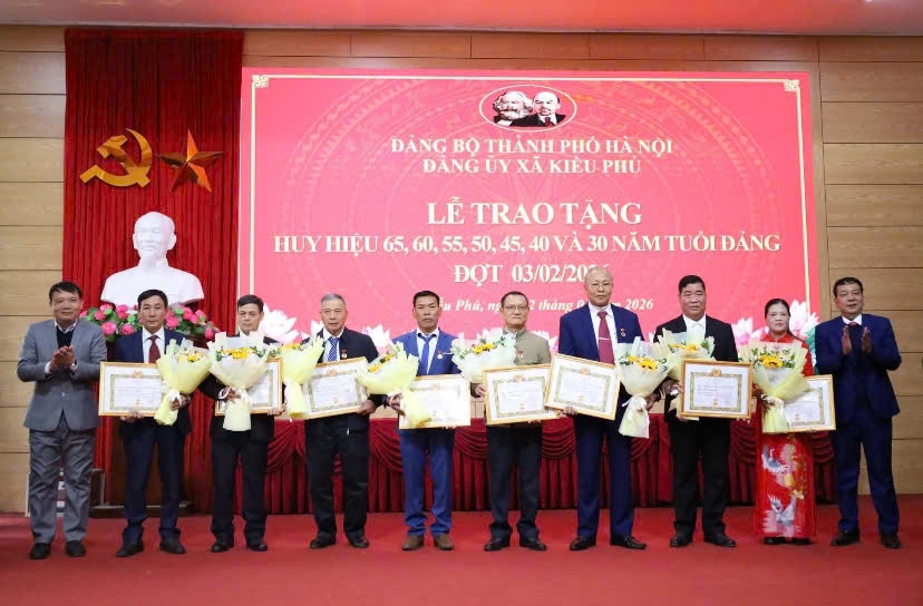  Đảng ủy xã Kiều Phú long trọng tổ chức lễ trao tặng Huy hiệu Đảng đợt 03/2.