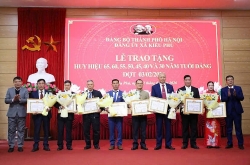 xa kieu phu trao tang huy hieu dang cho 46 dang vien