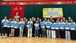 Phú Thọ: Những món quà gieo mầm ước mơ cho học sinh