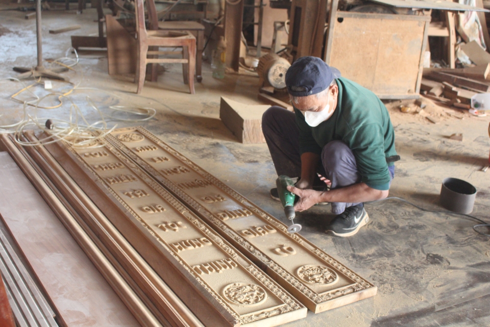 Thợ mộc của Công ty TNHH Hải Lộc, xã Xuân Lãng khẩn trương hoàn thiện sản phẩm, bảo đảm tiến độ và chất lượng đơn hàng phục vụ thị trường Tết. Thợ mộc của Công ty TNHH Hải Lộc, xã Xuân Lãng khẩn trương hoàn thiện sản phẩm, bảo đảm tiến độ và chất lượng đơn hàng phục vụ thị trường Tết.