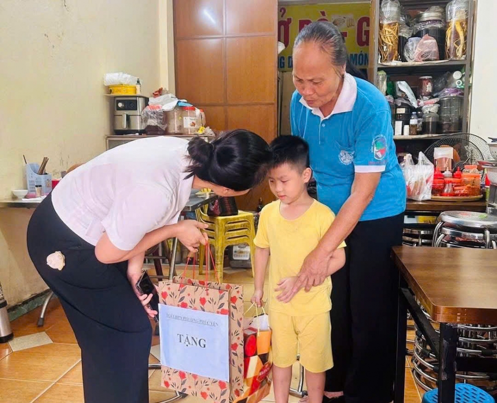 Hội Liên hiệp phụ nữ phường Phúc Yên phối hợp với câu lạc bộ Lão Bà Phúc Yên tặng quà cho trẻ được câu lạc bộ nhận đỡ đầu, hỗ trợ hằng tháng. Hội Liên hiệp phụ nữ phường Phúc Yên phối hợp với câu lạc bộ Lão Bà Phúc Yên tặng quà cho trẻ được câu lạc bộ nhận đỡ đầu, hỗ trợ hằng tháng.