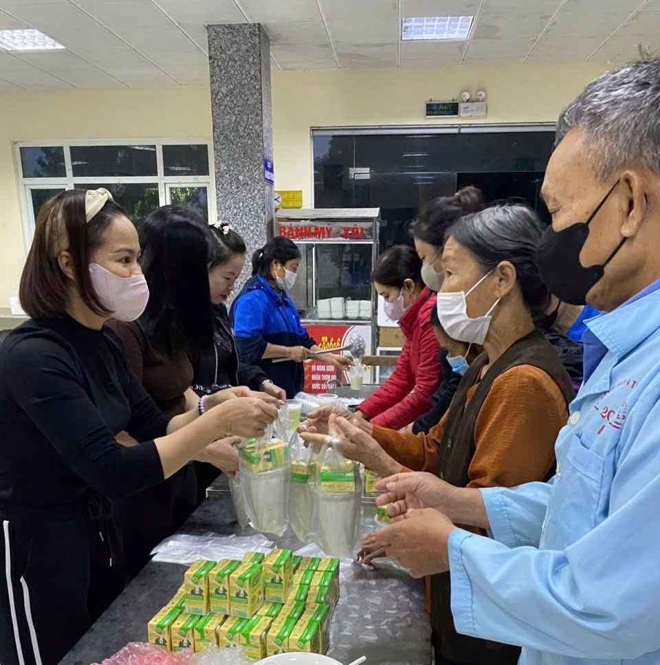 Câu lạc bộ Lão Bà Phúc Yên duy trì hoạt động tặng cháo, sữa cho bệnh nhân tại Bệnh viện 74 Trung ương hằng tuần, góp phần lan tỏa tinh thần nhân ái, sẻ chia vì cộng đồng. Câu lạc bộ Lão Bà Phúc Yên duy trì hoạt động tặng cháo, sữa cho bệnh nhân tại Bệnh viện 74 Trung ương hằng tuần, góp phần lan tỏa tinh thần nhân ái, sẻ chia vì cộng đồng.