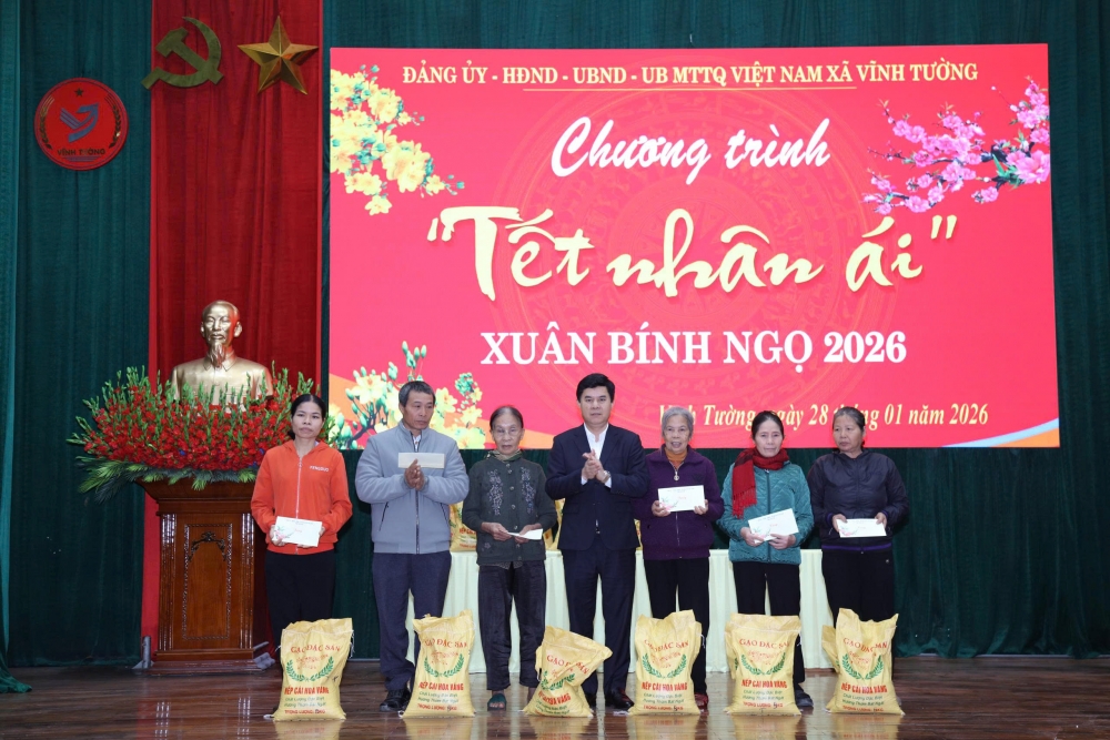 Lãnh đạo xã Vĩnh Tường và nhà tài trợ trao quà cho các đối tượng Lãnh đạo xã Vĩnh Tường và nhà tài trợ trao quà cho các đối tượng