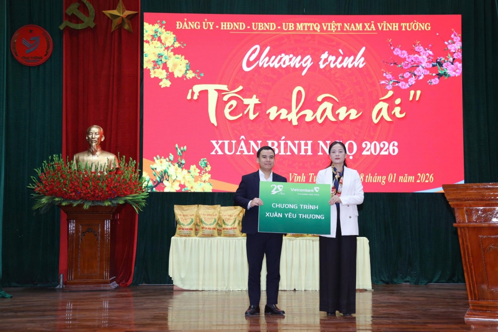 Ngân hàng TMCP Ngoại thương Việt Nam (Vietcombank) trao ủng hộ Ngân hàng TMCP Ngoại thương Việt Nam (Vietcombank) trao ủng hộ