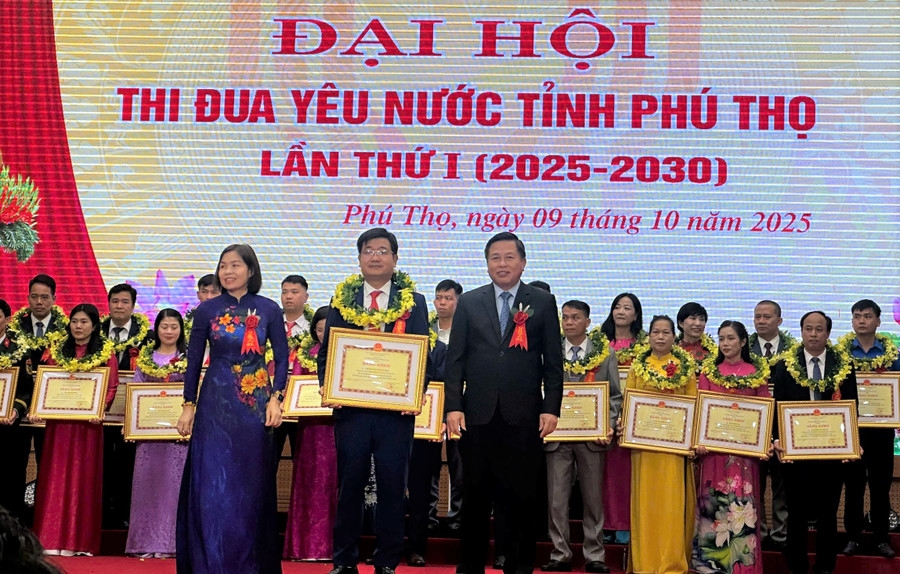 Hiệu trưởng Lê Thanh Bình nhận Bằng khen tại Đại hội Thi đua yêu nước tỉnh Phú Thọ lần thứ I (2025-2030).