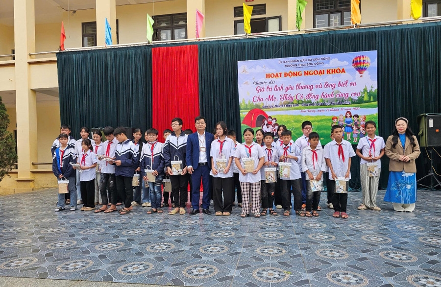 Thầy giáo Lê Thanh Bình - Hiệu trưởng nhà trường trao quà cho học sinh.