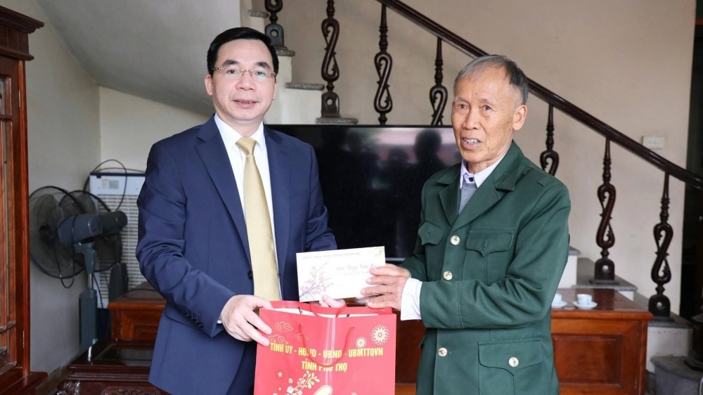 Phó Bí thư Tỉnh ủy Phú Thọ thăm, tặng quà người có công tại xã Xuân Lãng