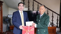 Phó Bí thư Tỉnh ủy Phú Thọ thăm, tặng quà người có công tại xã Xuân Lãng