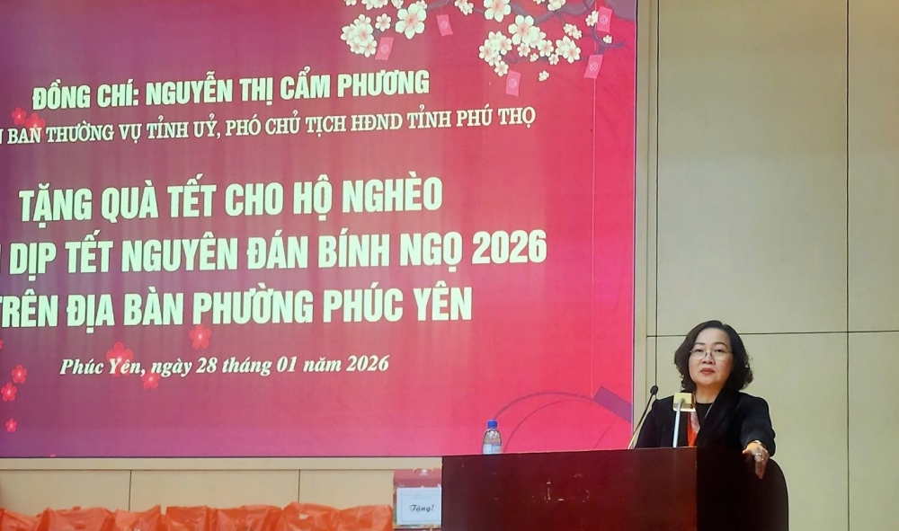 Đ/c Nguyễn Thị Cẩm Phương – Ủy viên Ban Thường vụ Tỉnh ủy, Phó Chủ tịch HĐND tỉnh Phú Thọ phát biểu tại buổi trao quà Đ/c Nguyễn Thị Cẩm Phương – Ủy viên Ban Thường vụ Tỉnh ủy, Phó Chủ tịch HĐND tỉnh Phú Thọ phát biểu tại buổi trao quà