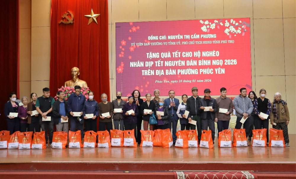 Đ/c Nguyễn Thị Cẩm Phương – Ủy viên Ban Thường vụ Tỉnh ủy, Phó Chủ tịch HĐND tỉnh Phú Thọ và đồng chí Phan Tiến Dũng- Bí thư Đảng ủy – chủ tịch HĐND phường trao quà cho các hộ nghèo Đ/c Nguyễn Thị Cẩm Phương – Ủy viên Ban Thường vụ Tỉnh ủy, Phó Chủ tịch HĐND tỉnh Phú Thọ và đồng chí Phan Tiến Dũng- Bí thư Đảng ủy – chủ tịch HĐND phường trao quà cho các hộ nghèo