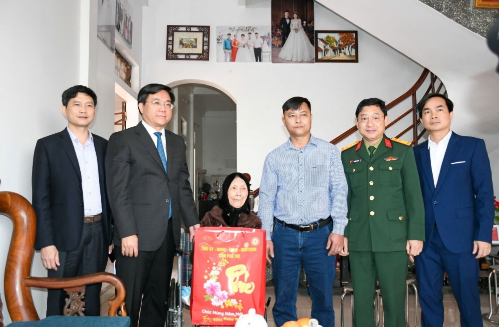 Chủ tịch UBND tỉnh Phú Thọ thăm, tặng quà Tết gia đình người có công tại xã Bình Nguyên