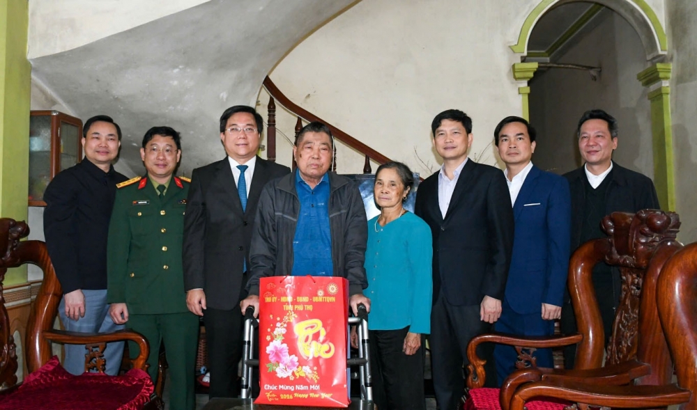 Đồng chí Chủ tịch UBND tỉnh Trần Duy Đông trao quà cho gia đình thương binh Dương Văn Lan.