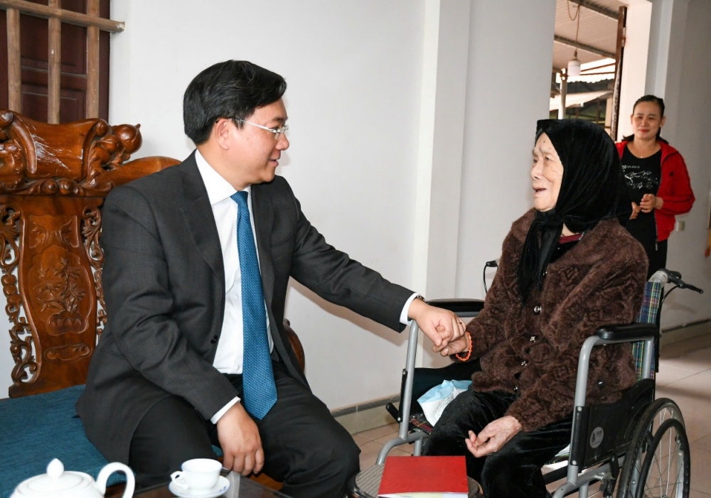 Đồng chí Chủ tịch UBND tỉnh Trần Duy Đông ân cần hỏi thăm sức khỏe Mẹ Việt Nam Anh hùng Nguyễn Thị Lác.