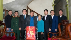 chu tich ubnd tinh phu tho tham tang qua tet gia dinh nguoi co cong tai xa binh nguyen