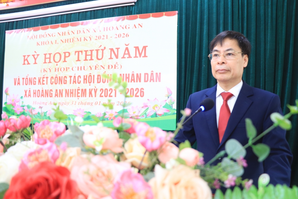 Đồng chí Nguyễn Ngọc Phi, Bí thư Đảng ủy, Chủ tịch HĐND xã phát biểu tại kỳ họp.