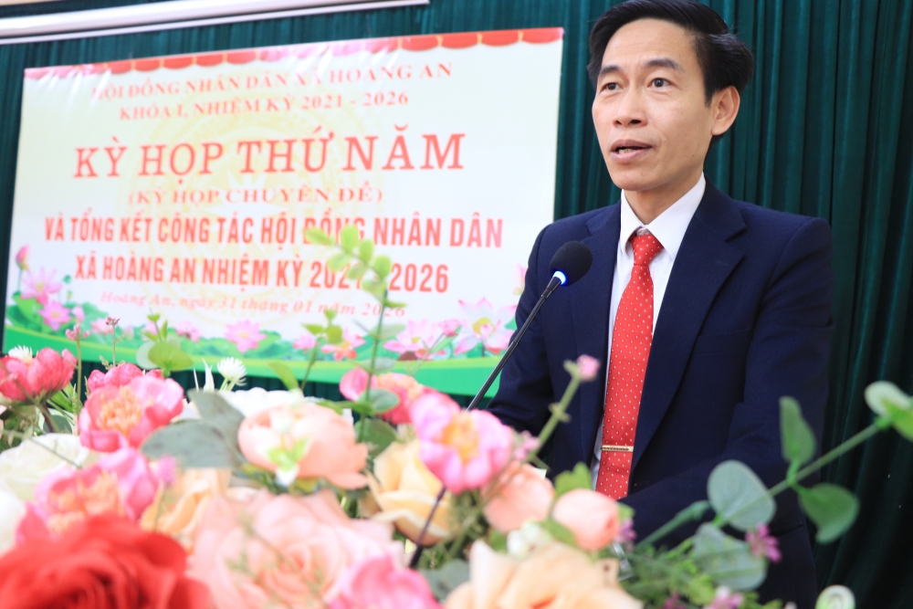 Đồng chí Nguyễn Thanh Tùng, Phó Chủ tịch UBND xã trình bày báo cáo hoạt động công tác của UBND xã.