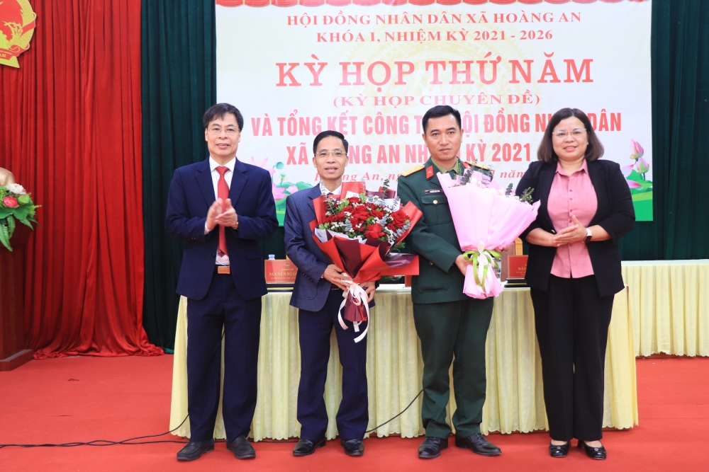 Lãnh đạo Đảng ủy, HĐND, UBND xã Hoàng An chúc mừng các đồng chí được bầu bổ sung Ủy viên UBND xã.