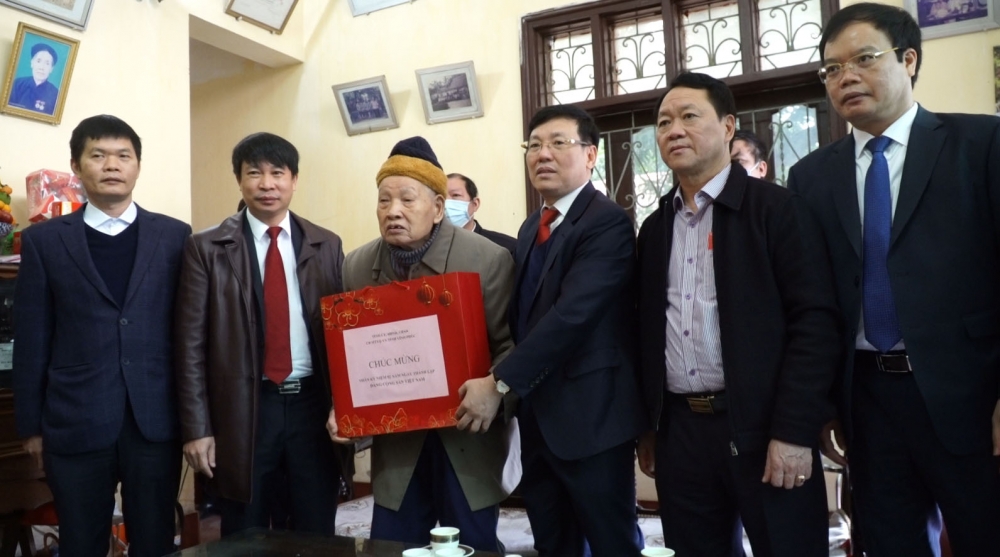 Các đồng chí lãnh đạo tỉnh, huyện đã đến thăm và tặng quà gia đình cụ Phạm Bá Các năm nay 98 tuổi với 73 năm tuổi Đảng, là cán bộ tiền khởi nghĩa
