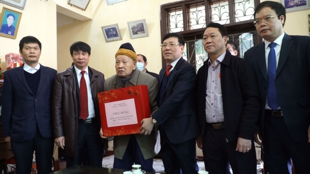 Chủ tịch UBND tỉnh Vĩnh Phúc thăm, tặng quà cán bộ tiền khởi nghĩa trên địa bàn huyện Yên Lạc