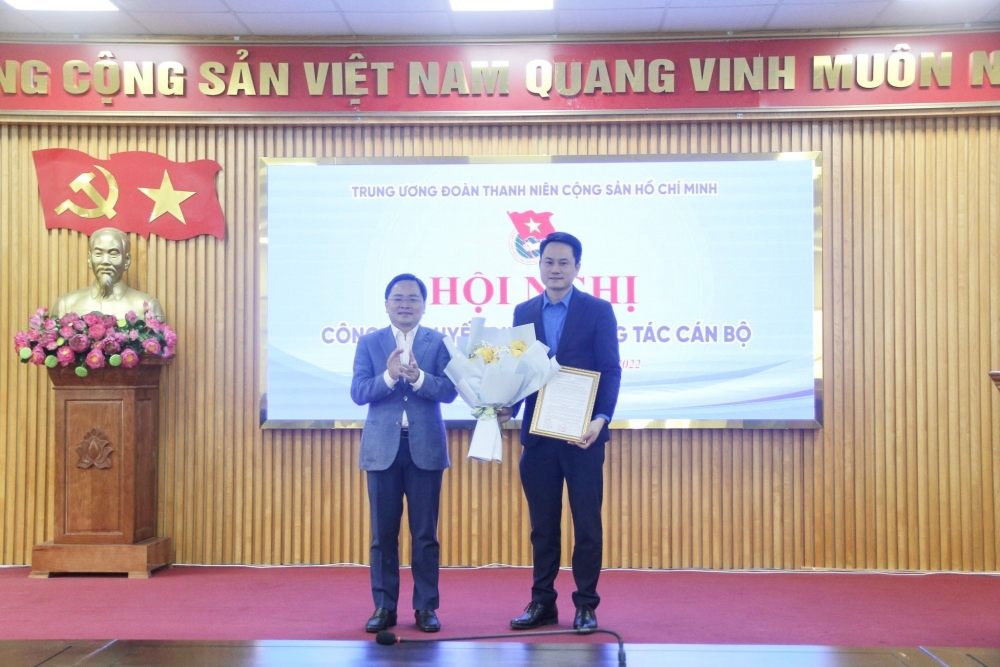 Đ/c Nguyễn Anh Tuấn – UV BCH TW Đảng - Bí thư thứ nhất TW Đoàn trao quyết định và tặng hoa chúc mừng Tân Bí thư Tỉnh đoàn Vĩnh Phúc