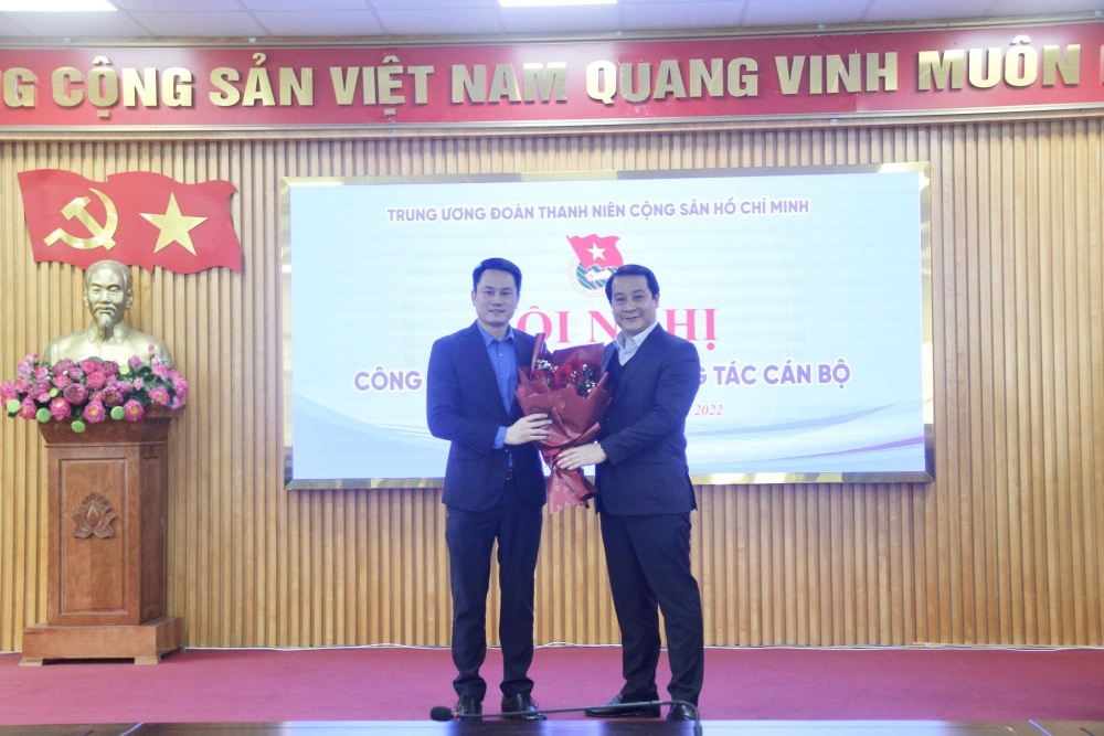 Đ/c Phạm Hoàng Anh - Phó Bí thư Thường trực Tỉnh ủy Vĩnh Phúc tặng hoa chúc mừng Tân Bí thư Tỉnh đoàn