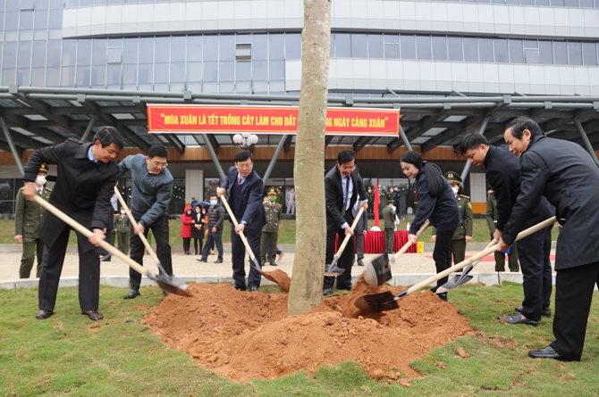 Các đồng chí lãnh đạo Tỉnh ủy, HĐND, UBND, UB MTTQ tỉnh trồng cây trước sảnh Bệnh viện Đa khoa tỉnh
