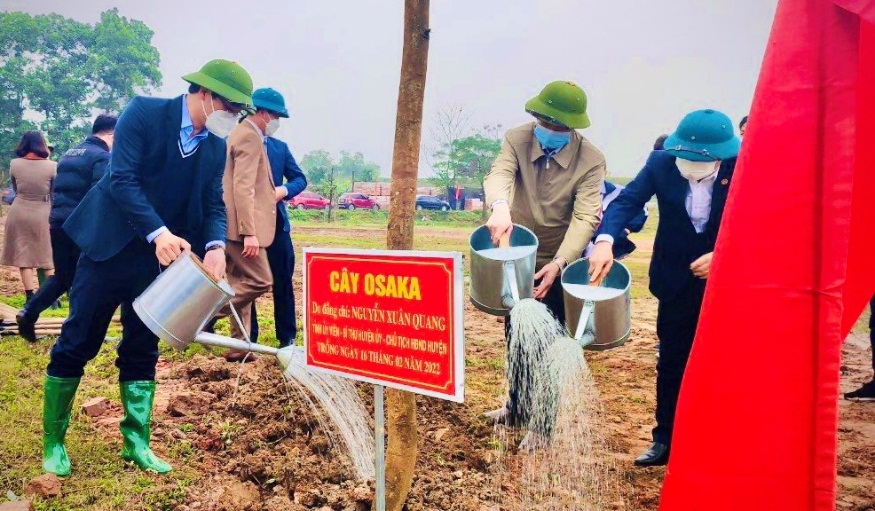 các đại biểu và nhân dân trồng cây tại khuôn viên Trung tâm Văn hóa - Thể thao xã Việt Xuân.