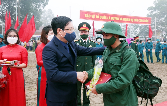 Chủ tịch UBND tỉnh Lê Duy Thành tặng hoa, chúc các tân binh lên đường mạnh khỏe, hoàn thành xuất sắc nhiệm vụ được giao