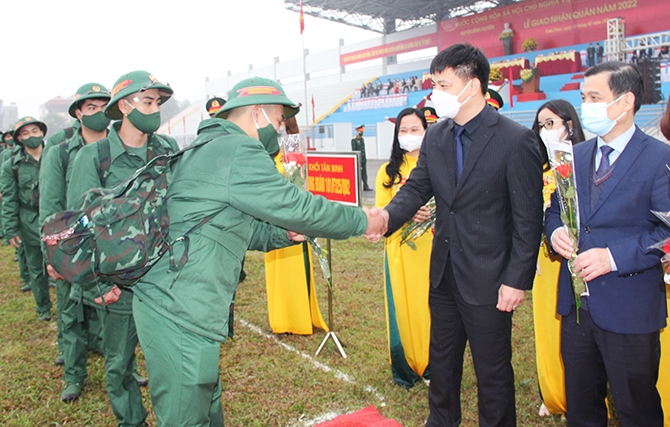 Các đ/c: Nguyễn Trung Hải, Nguyễn Thanh Tùng tặng hoa động viên các tân binh 