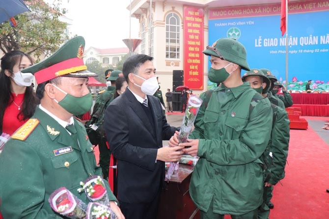 Phó Chủ tịch Thường trực UBND tỉnh Vũ Việt Văn động viên các tân binh lên đường nhập ngũ