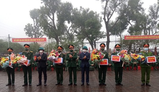 Nguyễn Thắng Xuân, Nguyễn Văn Khước cùng lãnh đạo huyện Vĩnh Tường tặng quà cho các đơn vị nhận tân binh